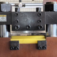 Machine de fabrication de barres omnibus multifonctionnelle à trois postes de travail, unité hydraulique CNC pour le traitement complet des barres conductrices