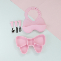 Vente en gros d'assiettes divisées en silicone avec succion série de noeuds bavoir cuillère couteau fourchette ensemble de repas en silicone pour l'alimentation de bébé