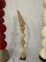 Installation artistique en macramé sur pied, sphère en macramé, sculpture au sol, décoration murale pour maison de créateur et espace de galerie d'art