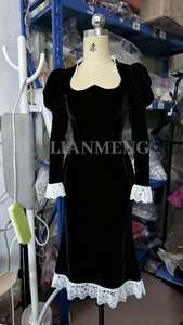 LM R635 Abito lungo in velluto <span class=keywords><strong>nero</strong></span> a maniche lunghe, modello bodycon, <span class=keywords><strong>con</strong></span> colletto quadrato, vita naturale, orlo e polsini <span class=keywords><strong>con</strong></span> finiture in pizzo bianco, casual ed ecologico - Product Image 4