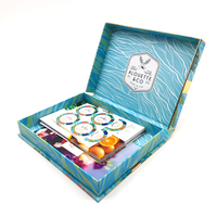 Boîte cadeau cosmétique de luxe en matériaux recyclés, avec pelliculage brillant, gaufrage et emballage rigide