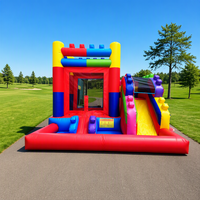 Château gonflable à double toboggan sur le thème des blocs de construction pour aire de jeux intérieure et extérieure