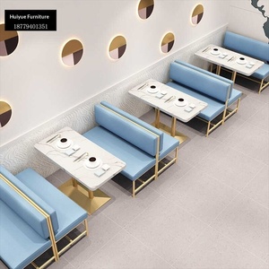 Set Moderno e Minimalista di Tavolo e Sedie per Ristorante/Caffè, Design Verde di Lusso, Doppia Seduta, Piano in Finto Marmo, Struttura in Metallo Personalizzabile - Product Image 4