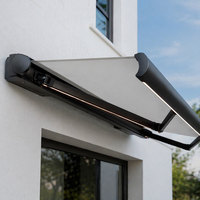 Auvent extérieur de qualité supérieure sur mesure, compatible avec les commandes vocales Alexa et Google, pour façade de bâtiment moderne