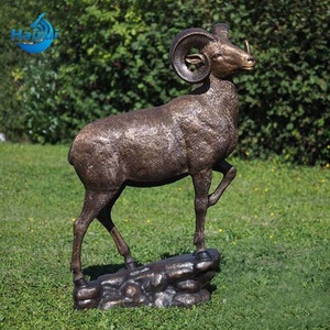 Sculpture de mouton cornu grandeur nature en bronze moulé, décor de réservatoire de jeux extérieur personnalisé, statue de chèvre en bronze - Product Image 1
