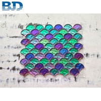 Tuile de mosaïque en verre marocain à effet écaille de poisson, finition brillante mate irisée bleu vert arc-en-ciel, pour crédence de salle de bain et décoration murale de cuisine