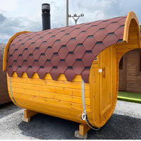 Chalet de ski moderne de luxe en bois massif avec sauna, séchoir à chaussures, grande fenêtre et vue sur la montagne