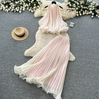 Ensemble deux pièces d'été pour femme : haut plissé à licou et jupe taille haute, élégant et délicat pour les vacances