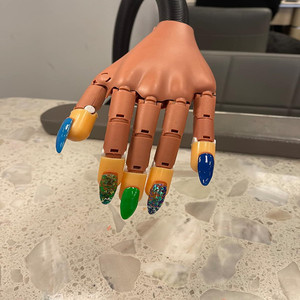 Main d'entraînement flexible en silicone et acrylique réglable pour la pratique des ongles, avec 100 embouts pour manucure DIY - Product Image 5