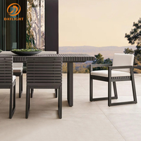 Table de jardin rectangulaire en aluminium avec plateau à lattes, finition gris foncé imitation bois, revêtement poudré, résistante aux intempéries
