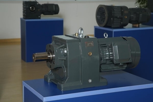 Réducteur de vitesse hélicoïdal rouge avec moteur pour usage industriel, réducteur d'engrenages personnalisé R57 R67 Série R Allemagne - Product Image 5