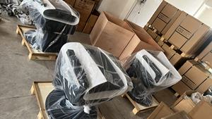 Sillón de Barbería de Estilo Antiguo en Cuero Negro y Dorado con Botones, Base Redonda con Bomba Hidráulica, Silla de Peluquería en Venta - Product Image 5