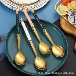 Cuchara de acero inoxidable de estilo nórdico con mango de cerámica, color verde oscuro y dorado, duradera para uso doméstico, para postres, arroz y sopa. - Product Image 3