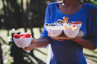 Plateau tournant rond pour servir les aliments, 5 bols en céramique blanche pour chips et trempette, plateau tournant en bois avec bol à condiments