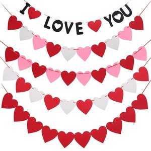 Pancarta con temática de amor en rojo y rosa, ideal para celebraciones de San Valentín en interiores y exteriores y decoración de jardines. - Product Image 1