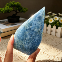 Calcite bleue naturelle en forme de goutte de flamme, cristal poli de forme libre, pierre de calcite bleue pour ornement de maison, artisanat en cristal
