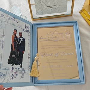 Cajas <span class=keywords><strong>de</strong></span> Invitación <span class=keywords><strong>de</strong></span> Boda Personalizadas con Ilustración <span class=keywords><strong>de</strong></span> Lugar, en Terciopelo Azul Claro, con Tarjetas <span class=keywords><strong>de</strong></span> Invitación <span class=keywords><strong>de</strong></span> Acrílico Dorado Espejado - Product Image 2