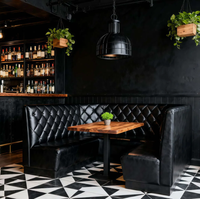 Banquette de restaurant moderne et durable en PU noir capitonnée, design personnalisé, demi-cercle, avec ensemble de table marron