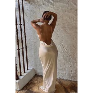 Vestido Halter de Satén con Volantes, Color Blanco, a Precio Promocional - Product Image 4