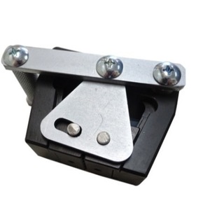 Placa de sujeción paralela Aikoh Modelo-209 con tornillo de sujeción independiente para piezas de máquinas de ensayo de tracción - Product Image 2
