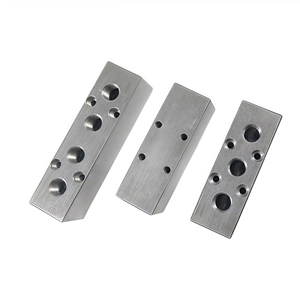 Bloc de distribution d'eau et de <span class=keywords><strong>gaz</strong></span> en aluminium CNC OEM, droit, multi-trous, avec raccords femelles pour drain et collecteur d'eau - Product Image 1