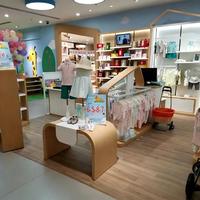 Présentoir double face sur mesure en bois pour produits pour bébés, idéal pour les magasins de puériculture - Vente en gros