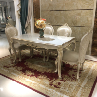 Table à manger longue de style français, une table en bois massif sculpté de style rustique, idéale pour les intérieurs de villas haut de gamme