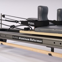 HighWind Équipements de Pilates professionnels : Reformer de Pilates en aluminium avec barre de pieds coulissante pour le renforcement du tronc et le yoga