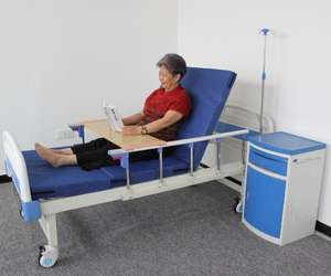 Nouveau <span class=keywords><strong>lit</strong></span> d'hôpital à double manivelle avancé pour le dos et les jambes avec <span class=keywords><strong>table</strong></span> <span class=keywords><strong>de</strong></span> garde-corps IV pôle jambes fixes <span class=keywords><strong>lit</strong></span> d'allaitement multifonction - Product Image 5