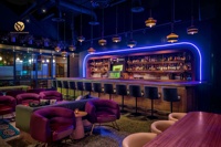 Conception d'intérieur de bar lounge Speakeasy, comptoir de bar moderne pour club, fabrication sur mesure de mobilier de bar à cocktails et whisky