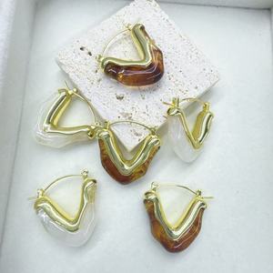 Pendientes <span class=keywords><strong>de</strong></span> aro esmaltados encantadores para las orejas, esmaltados pendientes <span class=keywords><strong>de</strong></span> aro <span class=keywords><strong>de</strong></span> varios colores chapados en <span class=keywords><strong>oro</strong></span>, pendientes <span class=keywords><strong>de</strong></span> flores, joyería al por mayor - Product Image 6