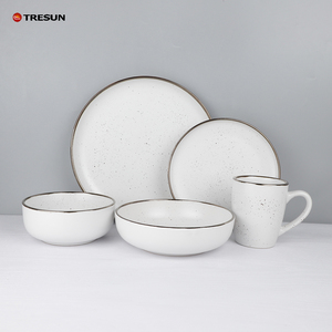 <span class=keywords><strong>Vaisselle</strong></span> imprimée personnalisée de luxe à bord en métal <span class=keywords><strong>doré</strong></span> moucheté <span class=keywords><strong>vaisselle</strong></span> blanche en céramique africaine avec tasse mouchetée - Product Image 1