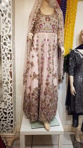 Veste de mariée élégante et magnifique avec lehenga, ornée de perles de verre et de pierres, tenue de mariage de créateur pour femmes - Product Image 2