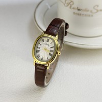 Montre à quartz pour femme de style vintage avec un petit cadran