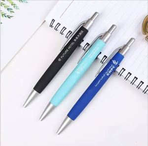 Stylo bille publicitaire en plastique caoutchouté à clipser pour hôtel, idéal pour les cadeaux promotionnels et les articles publicitaires avec logo personnalisé - Product Image 2