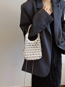 Bolsa de Ombro Feminina de Verão com Corrente, Estilo Punk com Rebites Redondos e Design Vazado, para Atacado - Product Image 3