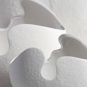 Vase à fleurs moderne en céramique blanche, design abstrait effet coquille d'œuf, finition mate, pour décoration de centre de table de mariage, style minimaliste, nouveau modèle. - Product Image 4