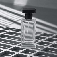 Flacon de parfum vide de luxe, rectangulaire, en verre transparent, avec capuchon noir audacieux, atomiseur à fine brume et fond épais, pour boutique de créateurs