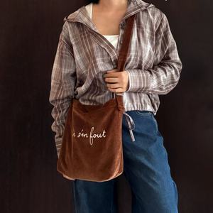 Sac à main pour femme en velours côtelé de grande capacité, sac bandoulière haut de gamme personnalisé, sac fourre-tout portable avec logo brodé - Product Image 4