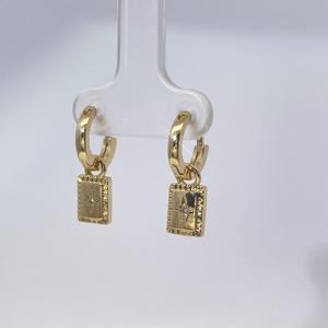 Pendientes de Aro Cuadrados de Latón Chapado en Oro de Moda Tianyu Gems con Diseño de Moneda y Circonita - Product Image 2