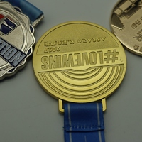 Nuevas Medallas de metal chapadas en oro personalizadas con cordones Trofeos Placas Premios deportivos Insignias de fútbol Pines (Tipografía impresa)