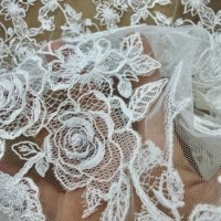 Tissu en dentelle guipure française blanche à sequins AFFINITY pour robes de soirée et robes de mariée