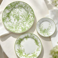 Assiette de présentation de luxe en porcelaine fine, vert émeraude, motif muguet, style floral vintage français, compatible lave-vaisselle/micro-ondes, marque HY Western