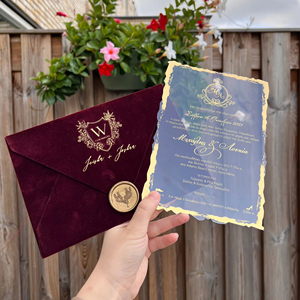 Lusso bordeaux busta di velluto orizzontale personalizzata lamina d'oro in vetro acrilico carta di invito a nozze con sigillatura a cera - Product Image 1