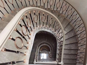 การออกแบบบันไดในอาคารกลางแจ้งชุบทองแบบโมเดิร์นโดยใช้กระจกนิรภัยโลหะไม้แข็งเหล็กเหล็กดัดอื่นๆ - Product Image 3