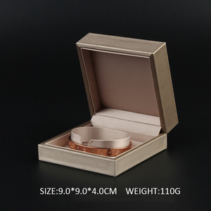 Pulseras de exhibición de cuero personalizadas, cuero de madera con collar de oro, cajas organizadoras de logotipo personalizado, caja de embalaje de joyería de lujo - Product Image 5