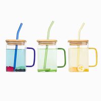 Desain baru Logo kustom 400ml persegi kosong air jus minum pegangan warna-warni cangkir kopi kaca dengan tutup bambu dan sedotan