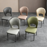Chaise de salle à manger moderne en cuir à dossier creux motif patte de chat, chaise d'appoint rembourrée avec pieds en métal noir pour salle à manger, cuisine, appartement