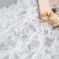 Tissu en dentelle blanche élégante avec broderie en plumes et maille 3D, tissu en dentelle transparente pour robes de mariée et robes de soirée