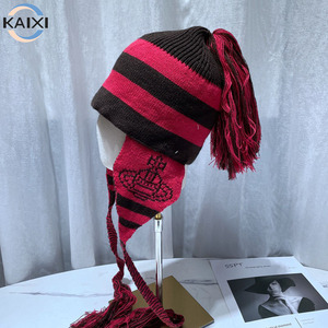 Chapeaux d'hiver rétro en tricot avec <span class=keywords><strong>pompon</strong></span> <span class=keywords><strong>à</strong></span> rayures rouges et noires Y2K Hats Caps - Product Image 1